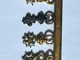 cinq types différents de barrettes sur un fond blanc
