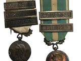 deux médailles exposées sur un fond blanc