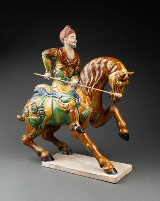 une image représentant la statue d'un homme à cheval