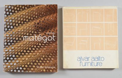 deux livres sont posés l'un à côté de l'autre sur une table