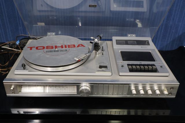 TOSHIBA modèle SM3150 stéréo music center, platine / lecteur cass...