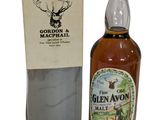 une vieille bouteille de whisky de malt Glen Avon posée devant une boîte en carton
