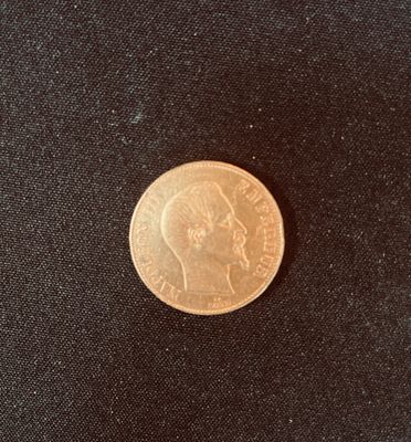 gros plan d'une pièce de monnaie sur une surface noire
