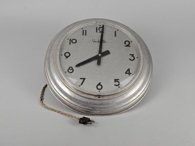 une horloge accrochée au mur