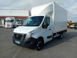 un camion blanc garé dans un parking