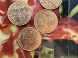 trois pièces empilées les unes sur les autres sur une table