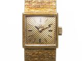 une photo d'une montre-bracelet pour femme avec un bracelet en or