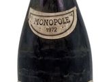 une bouteille de vin posée sur une table