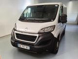 une camionnette blanche garée dans un garage