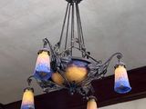 un lustre suspendu au plafond d'une pièce