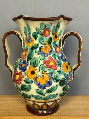 un vase posé sur une table en bois