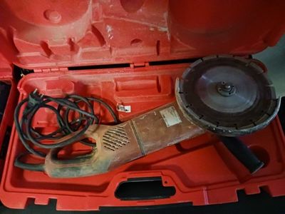 une boîte à outils rouge avec des outils à l'intérieur
