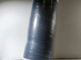 un objet bleu et blanc emballé dans du plastique, posé sur une étagère