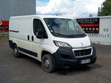 une camionnette blanche garée devant un bâtiment