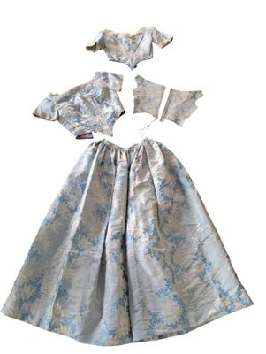 une photo d'une robe en brocart argenté et bleu