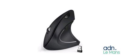 une souris d'ordinateur posée sur un bureau