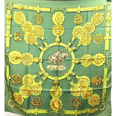 foulard en soie vert et jaune orné d'une illustration représentant un bateau au centre