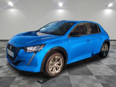 une voiture bleue garée dans un garage au sol en damier