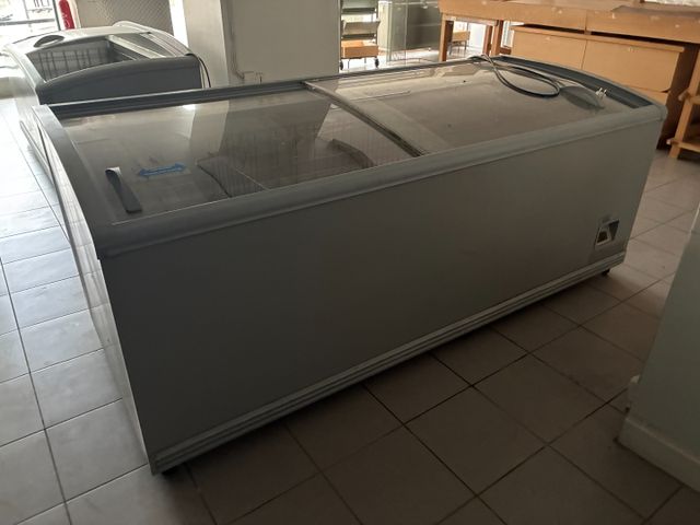 Congélateur bahut bonnet Névé à deux portes vitrées coulissantes....