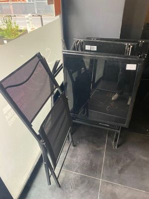 deux chaises placées l'une à côté de l'autre sur un balcon