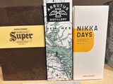 Trois boîtes de chocolats se trouvent sur une étagère dans un magasin.