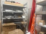 beaucoup de boîtes et de cartons sur les étagères de la pièce