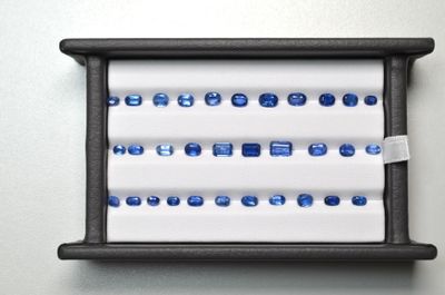 une photo d'une photo d'une vitrine de diamants bleus