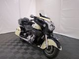 une moto blanche et noire garée sur un sol à damier noir et blanc