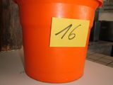 un seau orange sur lequel est posée une note, posé sur un comptoir
