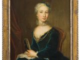 un tableau représentant une femme en robe bleue tenant une plume