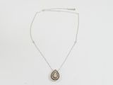 un collier en argent avec un pendentif en forme de larme au bout d'une chaîne