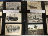 une vieille photo en noir et blanc d'un livre illustré