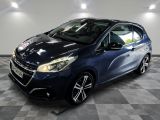 une voiture bleue garée dans un garage au sol en damier