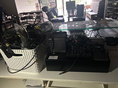 une table sur laquelle sont posés des appareils électroniques
