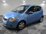 la petite voiture bleue est garée sur un sol en damier