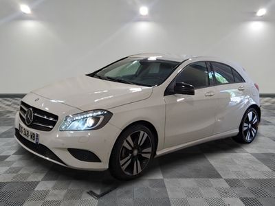 la classe b de la mercedes est garée sur un sol en damier