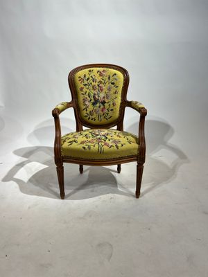 Fauteuil cabriolet en hêtre mouluré et sculpté, les consoles…