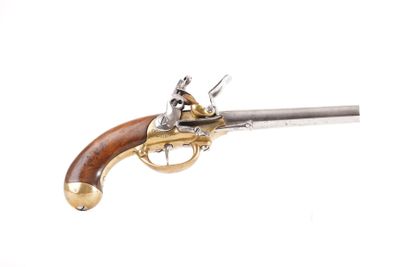 un vieux fusil avec une poignée en bois sur fond blanc