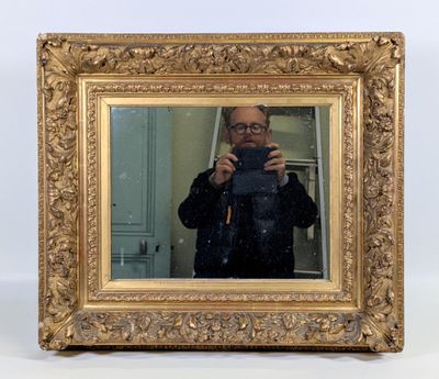 un homme se prenant en photo dans un miroir