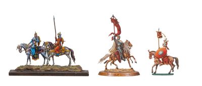 trois figurines représentant des chevaliers à cheval, munis de lances et de boucliers