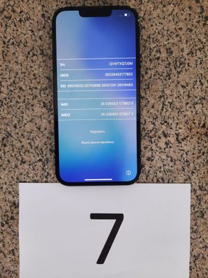 L'iPhone 7 est posé sur une table sur laquelle figure le chiffre 7.