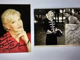 deux photos en noir et blanc d'une femme et d'un homme tenant une pancarte