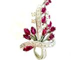 une bague ornée d'un bouquet de fleurs rouges