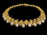 un collier en or avec des perles et des chaînes en or