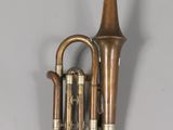 un vieil instrument de musique en laiton accroché au mur