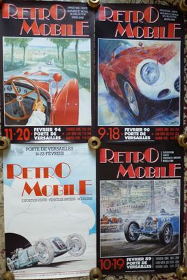 une série d'affiches accrochées au mur d'un immeuble