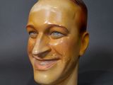 une statue représentant un homme au visage souriant