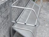 un banc en métal adossé à un mur