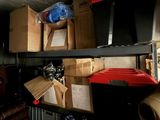 une pièce avec beaucoup de boîtes et de cartons sur les étagères