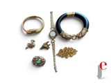 de nombreux bijoux disposés sur une surface blanche